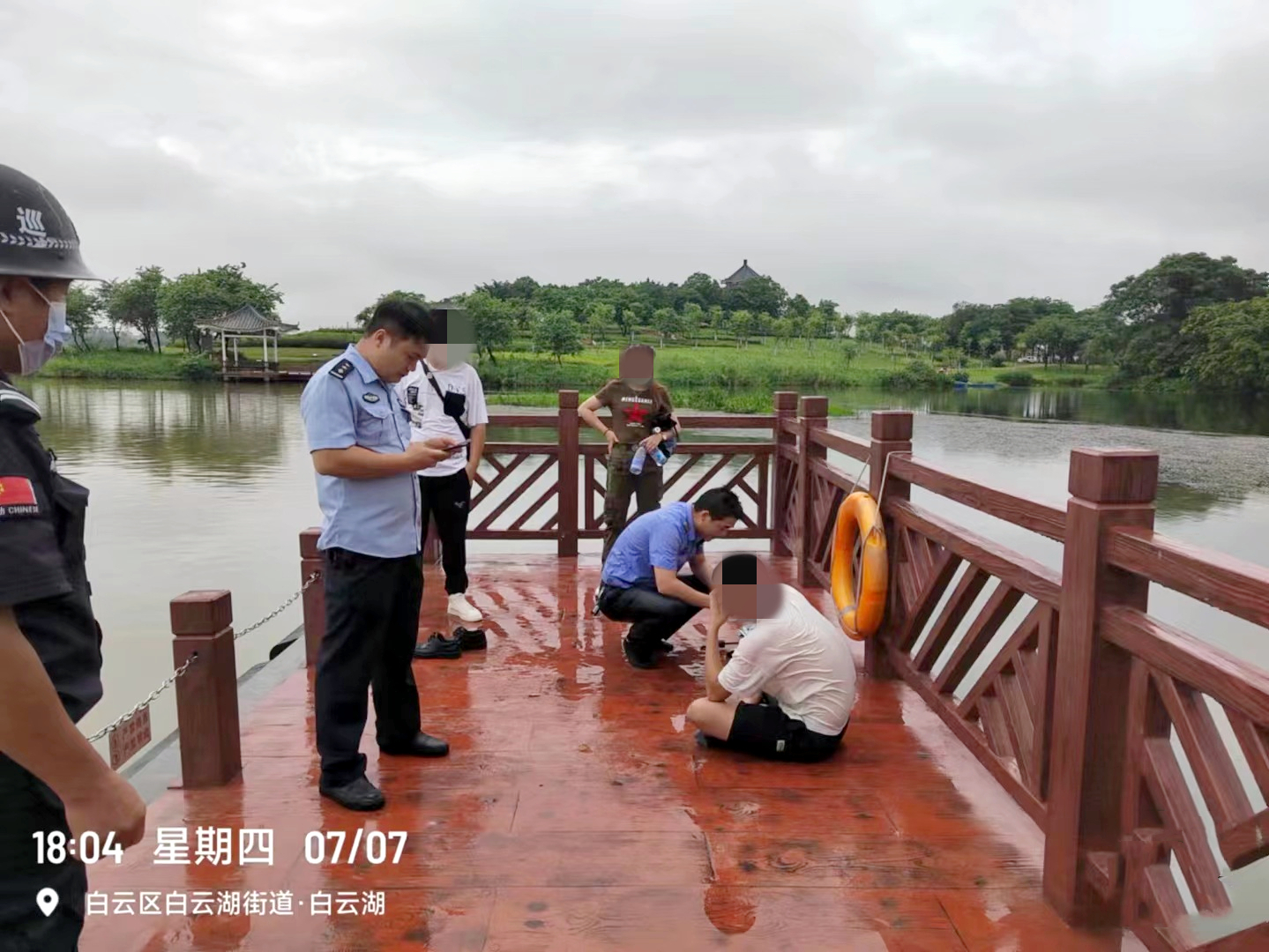 20220718广州白云警方勇救跳湖轻生男子.jpg