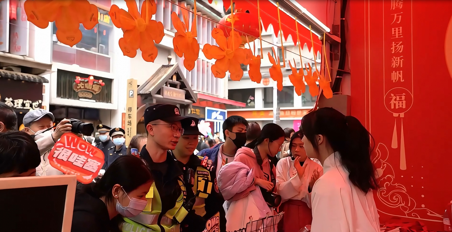广州过年，花城看花！警察叔叔带你一条视频逛遍11区花街，祝大家福气满怀、幸福常在！