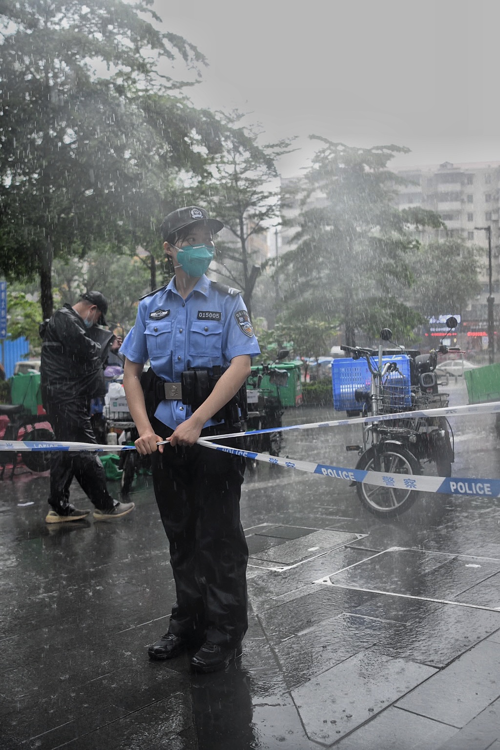 03新警在风雨中坚守疫情防控一线.jpg