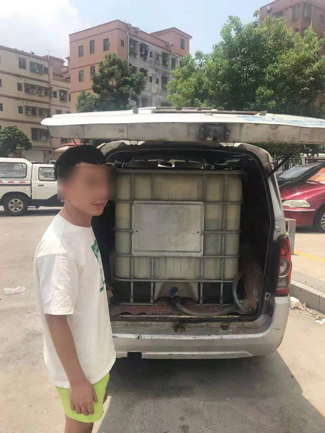 嫌疑人与用于加私油的面包车.jpg